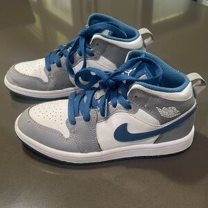 Jordan 1 mid kids shoes
